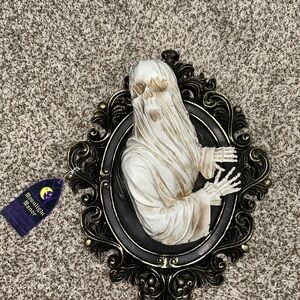 TikTok Viral Halloween Decor Moonlight Manor  3D Ghost Plaque